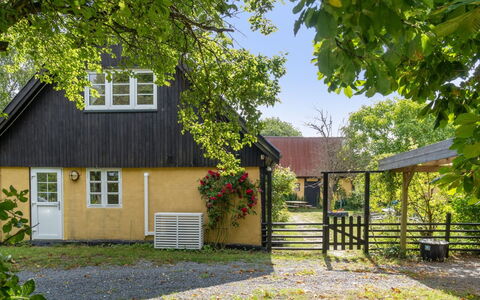 Hansen - 5.2Km from the Sea: Dak, Huis, Land Lot, Huis, Verblijf, Landgoed, Garden Gebouwen, Schaduw, Blokhut, Landscaping
