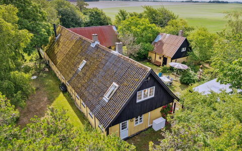 Hansen - 5.2Km from the Sea: Dak, Huis, Land Lot, Huis, Verblijf, Landgoed, Garden Gebouwen, Schaduw, Blokhut, Landscaping