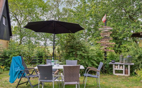 Hansen - 5.2Km from the Sea: Dak, Huis, Land Lot, Huis, Verblijf, Landgoed, Garden Gebouwen, Schaduw, Blokhut, Landscaping