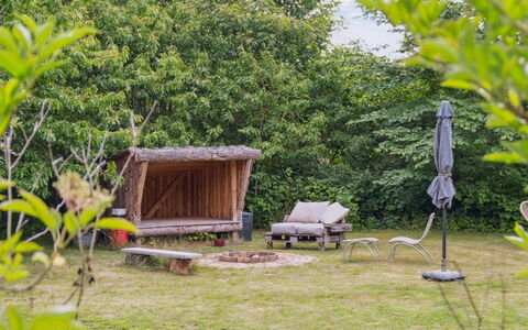 Hansen - 5.2Km from the Sea: Dak, Huis, Land Lot, Huis, Verblijf, Landgoed, Garden Gebouwen, Schaduw, Blokhut, Landscaping
