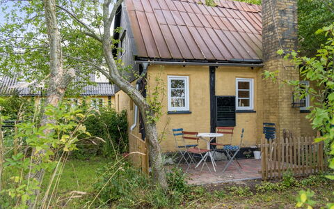 Hansen - 5.2Km from the Sea: Dak, Huis, Land Lot, Huis, Verblijf, Landgoed, Garden Gebouwen, Schaduw, Blokhut, Landscaping
