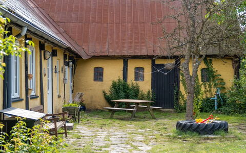 Hansen - 5.2Km from the Sea: Dak, Huis, Land Lot, Huis, Verblijf, Landgoed, Garden Gebouwen, Schaduw, Blokhut, Landscaping