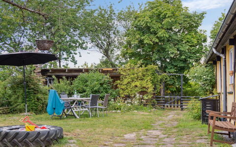 Hansen - 5.2Km from the Sea: Dak, Huis, Land Lot, Huis, Verblijf, Landgoed, Garden Gebouwen, Schaduw, Blokhut, Landscaping