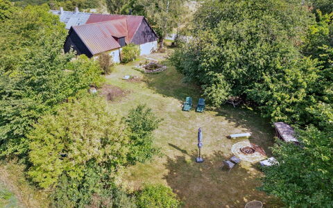 Hansen - 5.2Km from the Sea: Dak, Huis, Land Lot, Huis, Verblijf, Landgoed, Garden Gebouwen, Schaduw, Blokhut, Landscaping