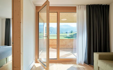 Disentis 50: Eigendom, Gebouw, Hout, Schaduw, Gordijn, Comfort, Verdieping, Flooring, Hardwood