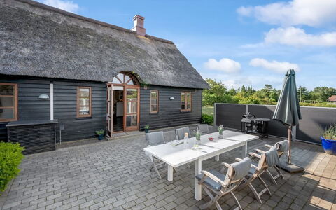 Hendrina - 250M to the Fjord: Meubilair, Interieur Ontwerp, Flooring, Hout, Verdieping, Plafond, Houten Vloer, Stoel, Tafel, Verlichting