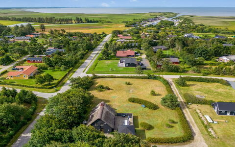 Hendrina - 250M to the Fjord: Meubilair, Interieur Ontwerp, Flooring, Hout, Verdieping, Plafond, Houten Vloer, Stoel, Tafel, Verlichting