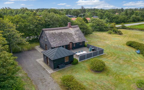 Hendrina - 250M to the Fjord: Meubilair, Interieur Ontwerp, Flooring, Hout, Verdieping, Plafond, Houten Vloer, Stoel, Tafel, Verlichting