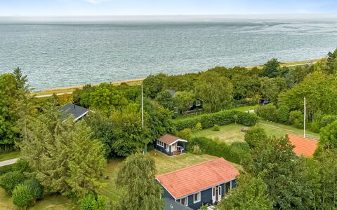 Rikhard - 75M from the Sea: Dak, Huis, Land Lot, Huis, Verblijf, Landgoed, Garden Gebouwen, Schaduw, Blokhut, Landscaping