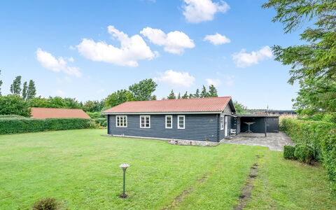 Rikhard - 75M from the Sea: Dak, Huis, Land Lot, Huis, Verblijf, Landgoed, Garden Gebouwen, Schaduw, Blokhut, Landscaping