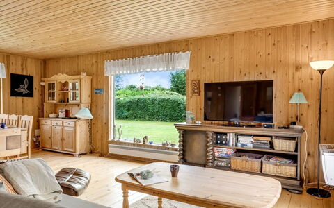 Rikhard - 75M from the Sea: Dak, Huis, Land Lot, Huis, Verblijf, Landgoed, Garden Gebouwen, Schaduw, Blokhut, Landscaping