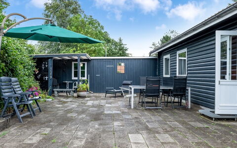 Rikhard - 75M from the Sea: Dak, Huis, Land Lot, Huis, Verblijf, Landgoed, Garden Gebouwen, Schaduw, Blokhut, Landscaping