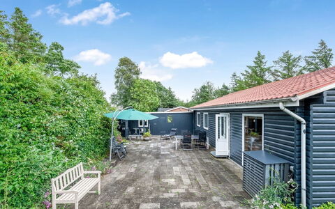 Rikhard - 75M from the Sea: Dak, Huis, Land Lot, Huis, Verblijf, Landgoed, Garden Gebouwen, Schaduw, Blokhut, Landscaping