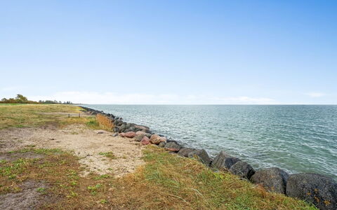 Rikhard - 75M from the Sea: Dak, Huis, Land Lot, Huis, Verblijf, Landgoed, Garden Gebouwen, Schaduw, Blokhut, Landscaping