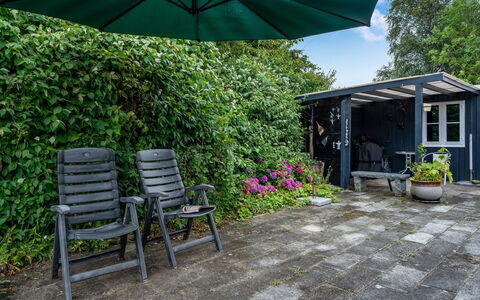 Rikhard - 75M from the Sea: Dak, Huis, Land Lot, Huis, Verblijf, Landgoed, Garden Gebouwen, Schaduw, Blokhut, Landscaping