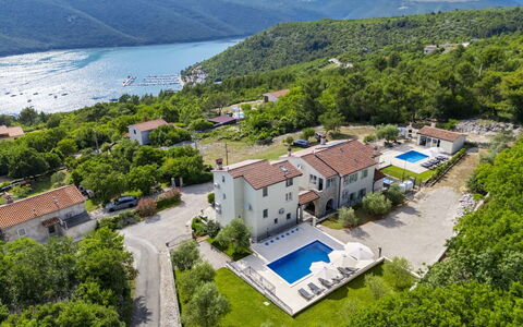 Villa Camellia: Vogelperspectief, Toevlucht, Luchtfotografie, Zwembad, Landgoed, Badplaats, Eco Hotel, Villa, Baai, Hotel