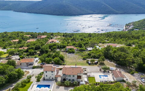 Villa Camellia: Vogelperspectief, Woongebied, Luchtfotografie, Kust, Toevlucht, Landgoed, Badplaats, Dorp, Zwembad, Eco Hotel