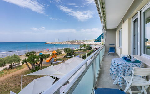 Massimo Beach House: Wolk, Lucht, Fabriek, Arecales, Schaduw, Boom, Kust En Oceanic Landvormen, Vrije Tijd, Plantendiversiteit, Boot