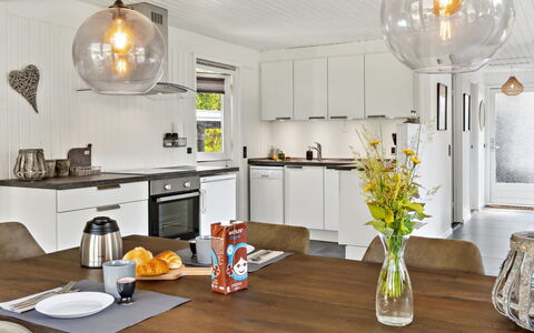 Thordgrim - 600M from the Sea: Interieur Ontwerp, Lichte Inrichting, Meubilair, Plafond, Hout, Kroonluchter, Keuken, Countertop, Verlichting, Flooring