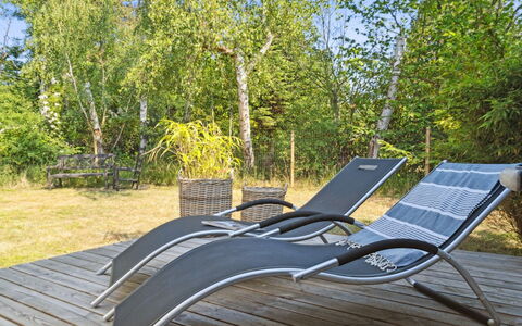 Thordgrim - 600M from the Sea: Buitenmeubels, Ligstoel, Stoel, Schaduw, Ontwerp, Hardwood, Chaise Longue, Aluminium, Zwembad