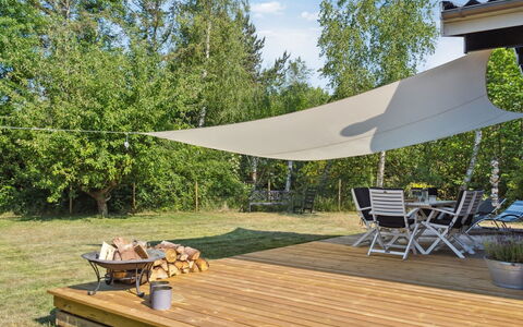 Thordgrim - 600M from the Sea: Schaduw, Buitenmeubels, Gazon, Tuin, Stoel, Werf, Luifel, Buitentafel, Backyard