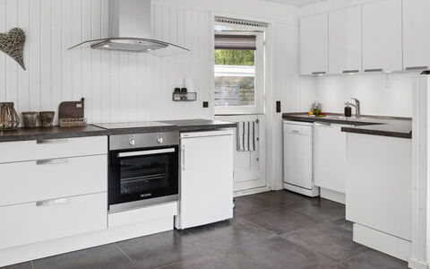 Thordgrim - 600M from the Sea: Keuken, Toestel Van De Keuken, Countertop, Flooring, Major Appliance, Cabinetry, Interieur Ontwerp, Huishoudapparatuur, Verdieping, Fornuis
