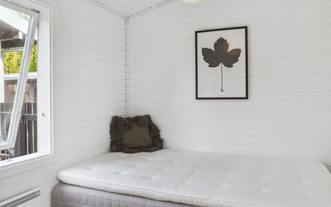 Thordgrim - 600M from the Sea: Hout, Verdieping, Interieur Ontwerp, Flooring, Plafond, Slaapkamer, Kamer, Linens, Bed, Bedding