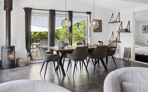 Thordgrim - 600M from the Sea: Meubilair, Interieur Ontwerp, Flooring, Hout, Verdieping, Woonkamer, Stoel, Bankstel, Houten Vloer, Huis
