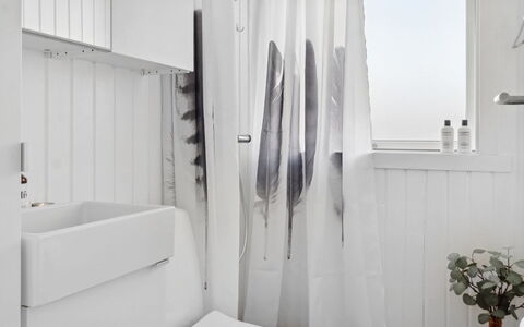 Thordgrim - 600M from the Sea: Wit, Interieur Ontwerp, Douchegordijn, Textiel, Gordijn, Badkamer, Loodgieterswerkinrichting, Flooring, Verdieping, Huis