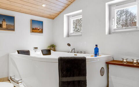Valda - 1.5Km from the Sea: Bad, Loodgieterswerkinrichting, Interieur Ontwerp, Flooring, Badkamer, Verdieping, Loodgieter, Kraan, Verlichting, Huis