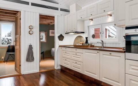 Valda - 1.5Km from the Sea: Flooring, Interieur Ontwerp, Hout, Cabinetry, Keuken, Houten Vloer, Verdieping, Plafond, Major Appliance, Meubilair