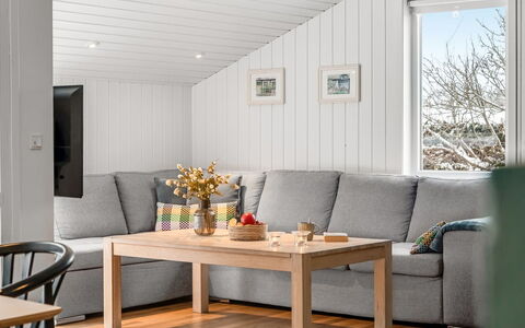Valda - 1.5Km from the Sea: Meubilair, Flooring, Verdieping, Interieur Ontwerp, Hout, Tafel, Bankstel, Houten Vloer, Woonkamer, Koffietafel