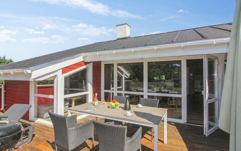 Valda - 1.5Km from the Sea: Hout, Huis, Meubilair, Dak, Buitenmeubels, Deur, Stoel, Verblijf, Veranda, Schaduw
