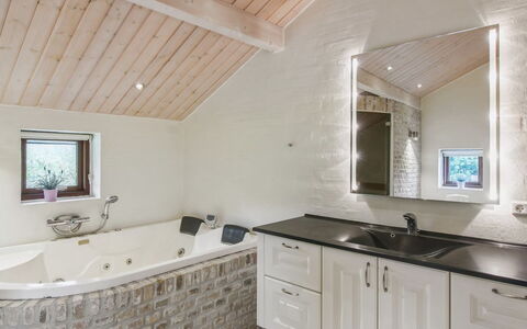 Ran - 1.5Km from the Sea: Hout, Huis, Veranda, Dek, Hardwood, Dak, Beits, Houten Vloer, Eco Hotel