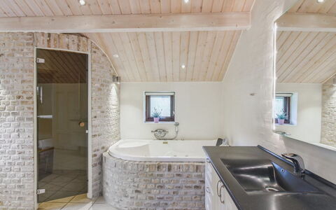Ran - 1.5Km from the Sea: Hout, Huis, Veranda, Dek, Hardwood, Dak, Beits, Houten Vloer, Eco Hotel
