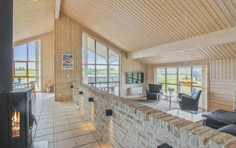 Ran - 1.5Km from the Sea: Hout, Huis, Veranda, Dek, Hardwood, Dak, Beits, Houten Vloer, Eco Hotel