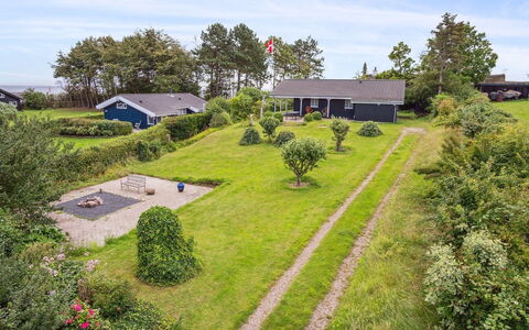 Lazorka - 200M from the Sea: Dak, Huis, Deur, Verblijf, Schaduw, Siding, Werf, Landgoed, Backyard