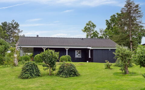 Lazorka - 200M from the Sea: Dak, Huis, Deur, Verblijf, Schaduw, Siding, Werf, Landgoed, Backyard
