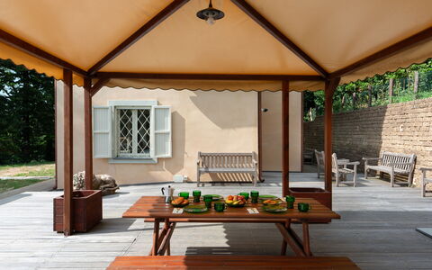 Casa Serra: Meubilair, Eigendom, Tafel, Gebouw, Fabriek, Venster, Hout, Buitenmeubels, Schaduw, Interieur Ontwerp