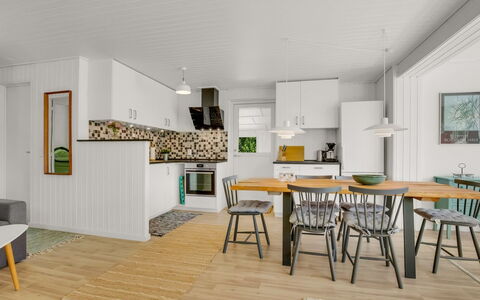 Hendrina - 500M from the Sea: Hout, Dak, Architectuur, Huis, Huis, Verblijf, Siding, Hardwood, Helling, Landgoed