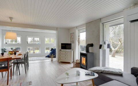 Hendrina - 500M from the Sea: Hout, Dak, Architectuur, Huis, Huis, Verblijf, Siding, Hardwood, Helling, Landgoed