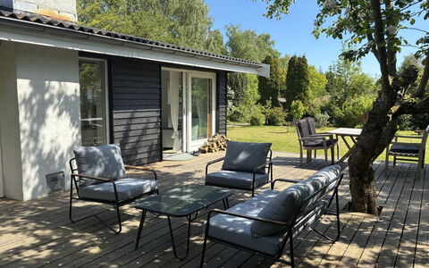 Hendrina - 500M from the Sea: Hout, Dak, Architectuur, Huis, Huis, Verblijf, Siding, Hardwood, Helling, Landgoed