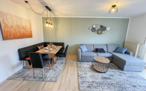 Remawe: Meubilair, Tafel, Fotolijst, Hout, Gebouw, Interieur Ontwerp, Bankstel, Verdieping, Flooring, Laminaatvloer