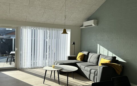 Esger - 900M from the Sea: Plafond, Flooring, Interieur Ontwerp, Verdieping, Samengesteld Materiaal, Meubilair, Toevlucht, Hotel, Ontwerp, Daylighting