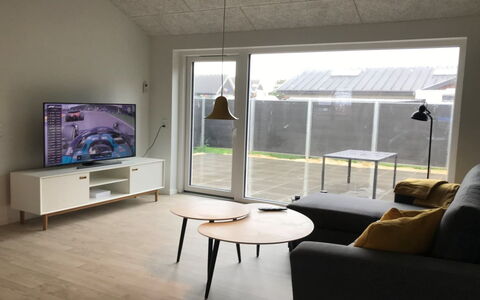 Esger - 900M from the Sea: Plafond, Flooring, Interieur Ontwerp, Verdieping, Samengesteld Materiaal, Meubilair, Toevlucht, Hotel, Ontwerp, Daylighting