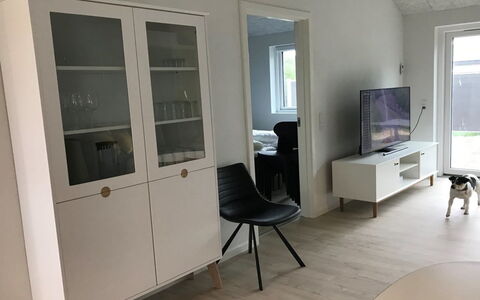 Esger - 900M from the Sea: Plafond, Flooring, Interieur Ontwerp, Verdieping, Samengesteld Materiaal, Meubilair, Toevlucht, Hotel, Ontwerp, Daylighting
