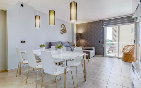 Cap Blanc: Tafel, Meubilair, Gebouw, Stoel, Venster, Bankstel, Kamerplant, Fotolijst, Interieur Ontwerp, Verdieping
