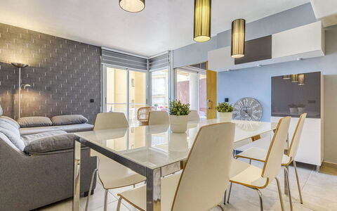 Cap Blanc: Tafel, Meubilair, Stoel, Comfort, Gebouw, Fabriek, Bankstel, Interieur Ontwerp, Hout, Verlichting