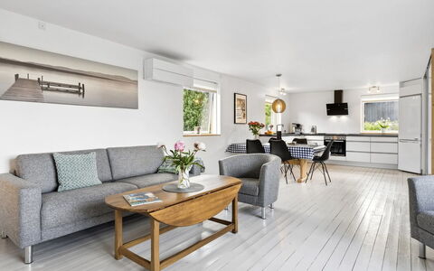 Henric - 500M from the Sea: Plafond, Flooring, Interieur Ontwerp, Verdieping, Samengesteld Materiaal, Meubilair, Toevlucht, Hotel, Ontwerp, Daylighting