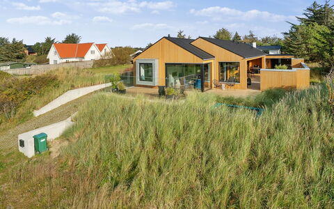 Bena - 800M from the Sea: Meubilair, Interieur Ontwerp, Stoel, Flooring, Tafel, Toevlucht, Verdieping, Plafond, Kamer, Eco Hotel